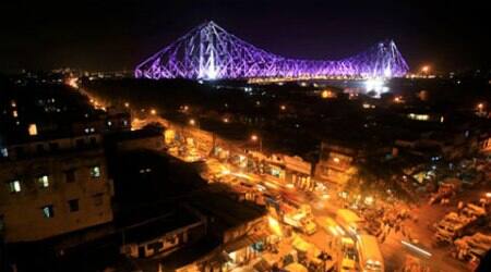 Between 8:30 pm and 9:30 pm on Saturday, Howrah Bridge will remain in dark for Earth Hour. (Reuters)
