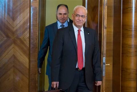 Palestinian negotiator, Saeb Erekat, foreground center, arrives for the talk with Russian Foreign Minister Sergey Lavrovf in Moscow. (Source: AP photo)