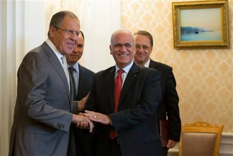 Russian Foreign Minister Sergey Lavrov, left, shakes hands with Palestinian negotiator Saeb Erekat, right, prior to their talks in Moscow, Russia, Tuesday. (Source: AP photo)