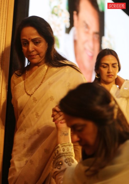 Teary-eyed Hema Malini says she’ll have to learn to live without Dharmendra at prayer meet: ‘Humaara pyaar sacha tha’